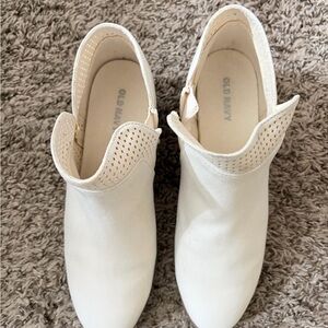 Old Navy Women's Cream Ankle Booties